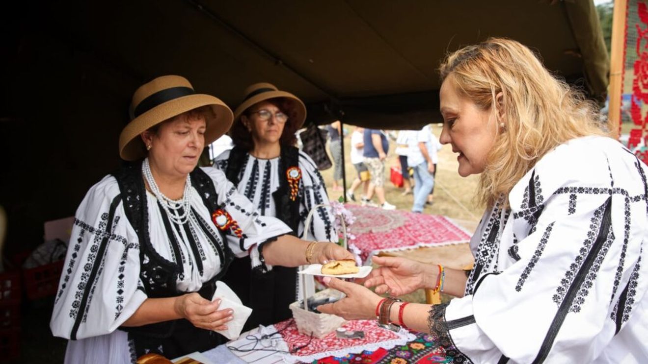 Politicieni în campanie/ Elena Lasconi: Gătesc sarmale, îmi place mâncarea românească/ Nu mănânc dulciuri, dar știu să le fac