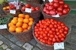 FOTO | „Roșiile gustoase” românești se vând cu 35 de lei kilogramul în București. Cât costă cireșele și caisele