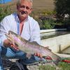 Pasiunea pentru pescuit, transformată într-o afacere de familie la Dârlos / Ovidiu Farcaș crește pește, coace pâine și gătește pentru turiști chiar lângă lac