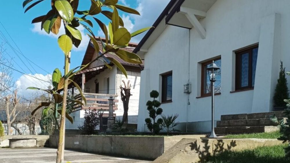 Viața la țară a spaniolului Juan, căsătorit cu o româncă. Cei doi și-au construit o casă într-un sat din Prahova / Ibericul critică calitatea unor servicii și nu înțelege tăierea porcului