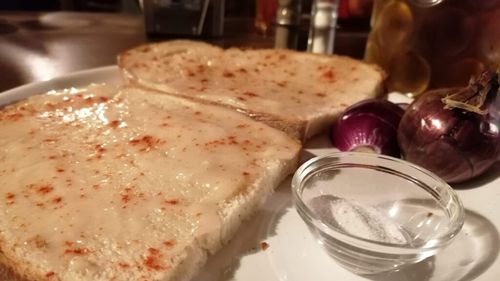 ”MÂNCAREA SĂRACULUI”, pâine cu untură de porc, ”pită cu unsoare”, în grai ardelenesc, vândută cu 23 de lei/felia la Festivalul Electric Castel, din Cluj-Napoca; de precizat că sortimentul gastronomic conține și o felie de bacon