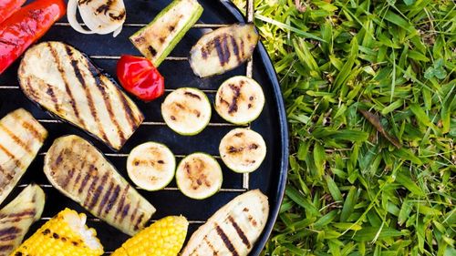 Ce legume merg adăugate pe grătar alături de carne și cum? E preferabil să le marinăm sau să le adăugăm în stare naturală?