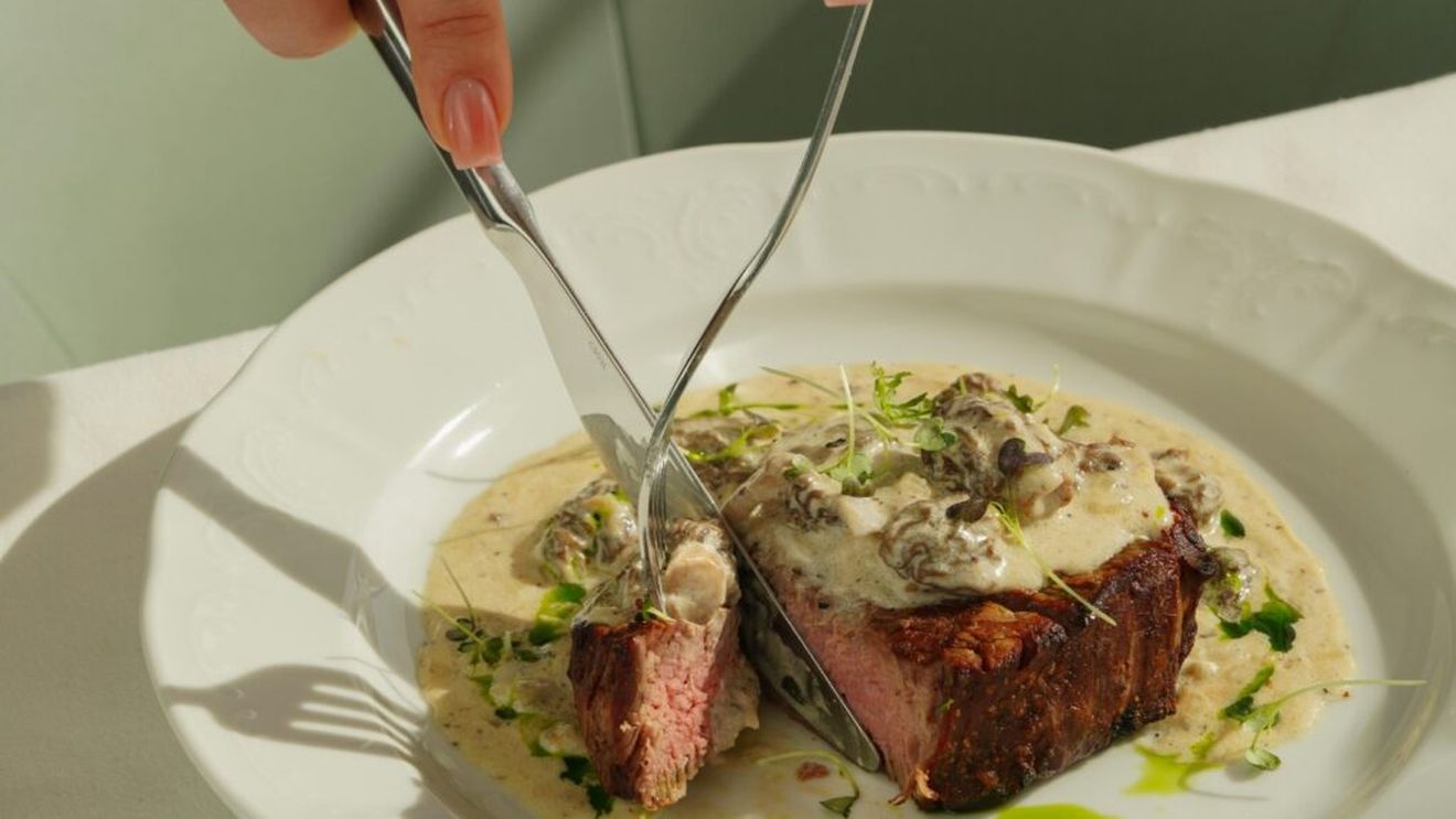 Ce greșeli frecvente s-ar putea să faci atunci când vrei să-ți crești aportul de proteine / Specialiștii în nutriție sportivă recomandă un consum echilibrat de proteine, din surse de calitate, cu o procesare minimă, fără excese și fără a neglija alți nutrienți