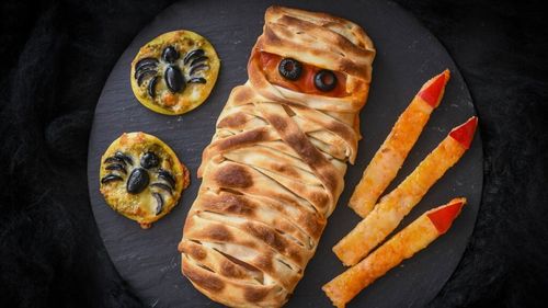 VIDEO | Un singur aluat de pizza, trei idei simple și rapide pentru cina din seara de Halloween 