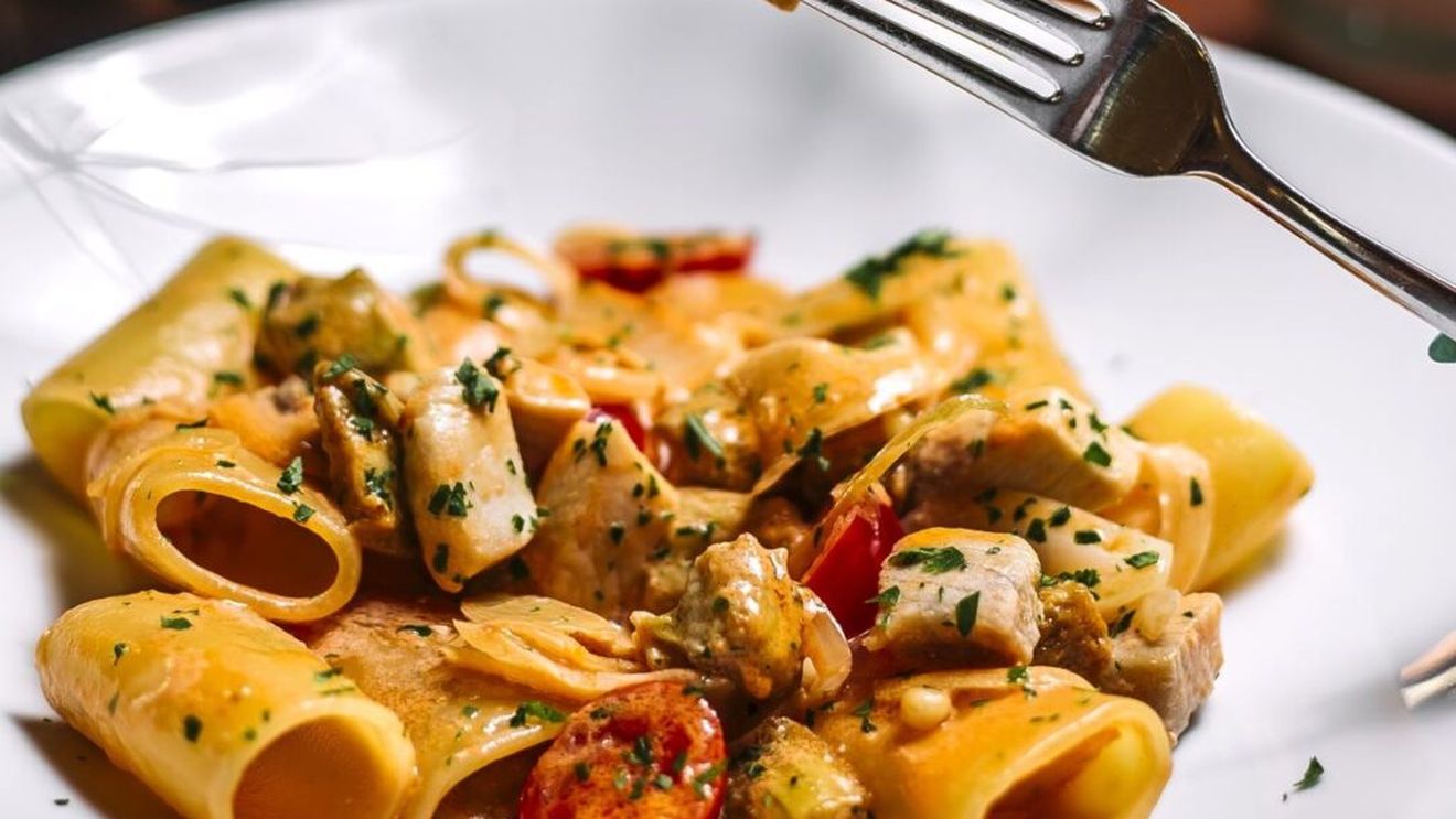 Pastele de vineri seara. Penne cu pui și roșii cherry, gata în zece minute. Cu sau fără pesto de busuioc