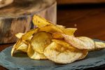 VIDEO ABC în bucătărie | Cum faci acasă cartofi chips crocanti și aromați. Secretul unui bucătar cu stele Michelin explicat pas cu pas