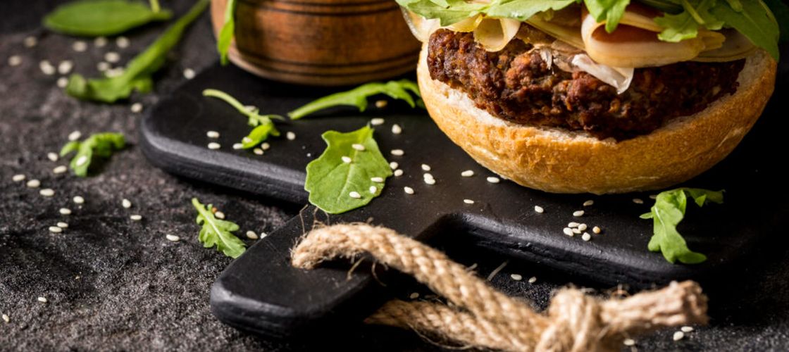 Nutriționiștii au ales cea mai sănătoasă carne pentru burgeri, iar răspunsul nu este vita sau curcanul / Carnea de bizon, deși mai scumpă, are mai puține grăsimi și mai multe proteine