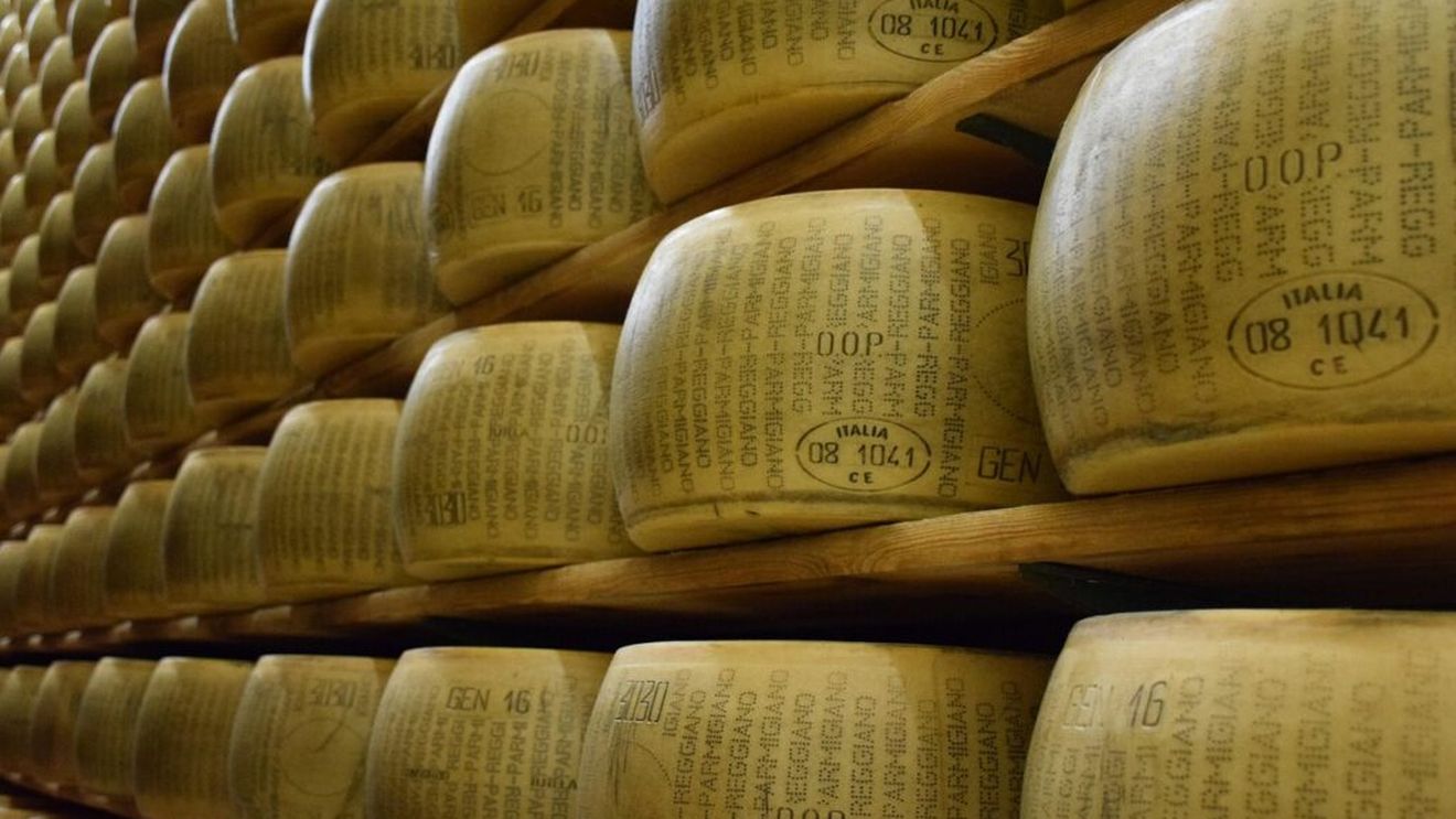 Noua dezordine comercială mondială în epoca Trump. În baza noului acord comercial SUA-UE, Parmigiano Reggiano italian va avea tarife vamale mai scăzute decât în prezent,  în timp ce Pecorino Romano nu va mai fi scutit de taxe de import