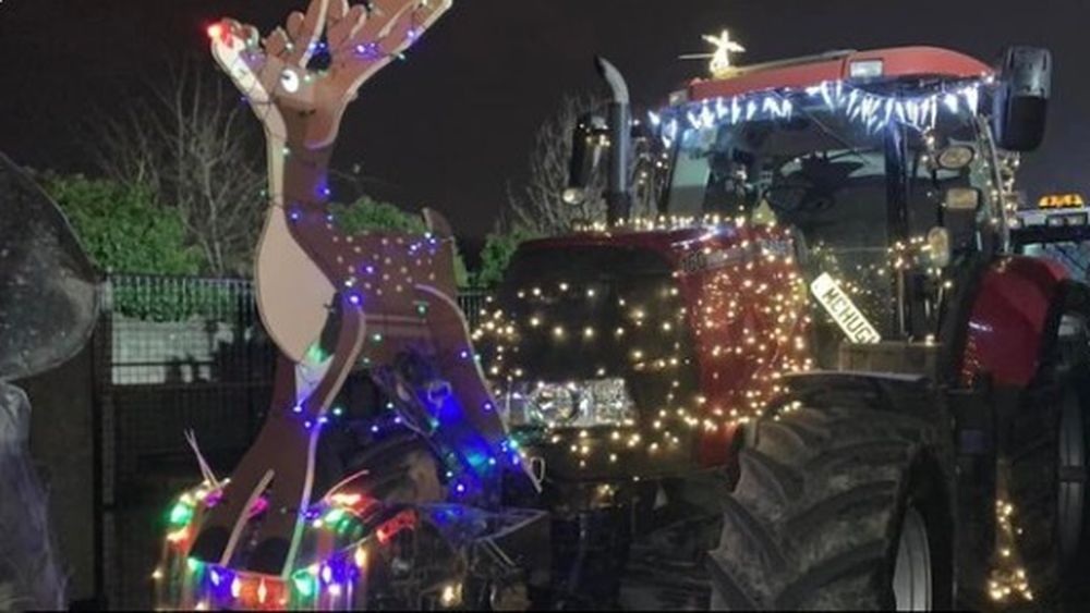 Paradă de camioane și tractoare decorate de Crăciun / Evenimentul, devenit tradiție, este dedicat strângerii de fonduri pentru o organizație care luptă pentru drepturile persoanelor cu sindrom Down