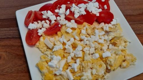 Cum pregătești micul dejun în 5 minute în cel mai pur stil românesc. Papară de ouă cu slăninuță afumată