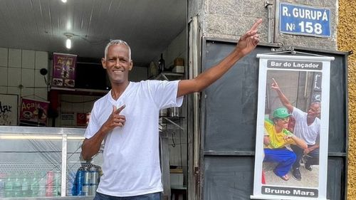 Un bar brazilian a devenit o atracţie turistică după o vizită surpriză a cântăreţului Bruno Mars/ Proprietarul barului, anterior, avusese o măcelărie care dăduse faliment/ Norocul i-a revenit după ce l-a primit pe Bruno în localul său