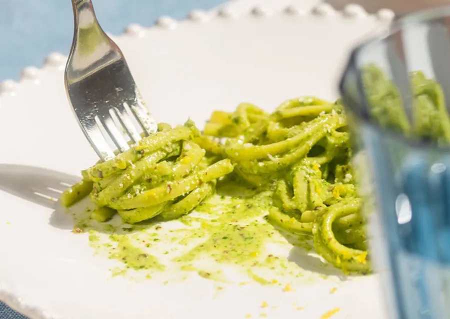 linguine-cu-pesto-de-migdale-lamaie-si-busuioc-paste-racoroase-de-vara