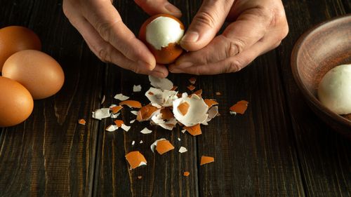 ABC în bucătărie: Cum cureți ouăle fierte fără probleme / Patru metode care te scapă de coaja care se lipește