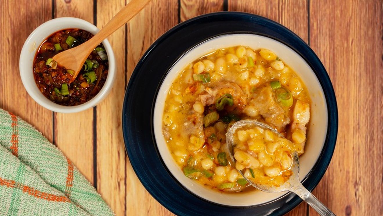 Locro, o supă cu porumb din gastronomia Argentinei. Are o consistență între gulaș și iahnia de fasole cu cârnați, cu porumb în loc de cartofi sau leguminoase