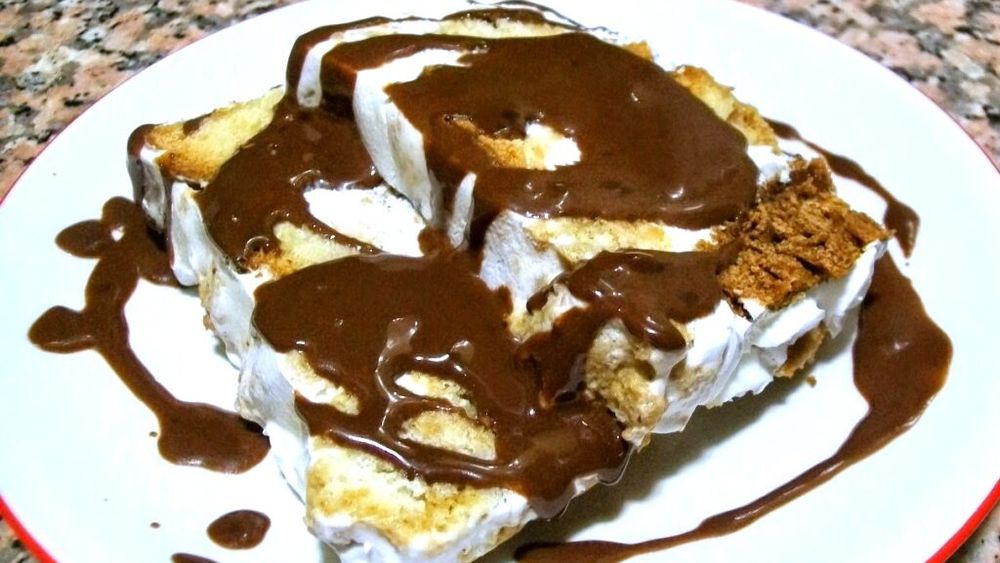 A mai rămas încă niște cozonac de la Paște? O idee originală: tort de înghețată de iaurt și cozonac cu sos cald de ciocolată