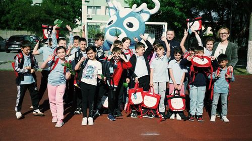 FOTO | Gențile vechi ale livratorilor de mâncare, transformate în ghiozdane pentru copii din medii defavorizate