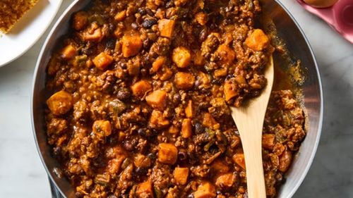 Mic dejun cu personalitate / Chorizo, cartof dulce și fasole neagră cu chili, pentru a avea energie de dimineață