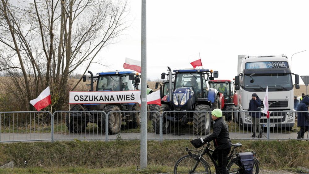 Ipocrizia fermierilor polonezi: blochează la graniță importurile de alimente din Ucraina, deși Polonia vinde în țara devastată de război mărfuri agroalimentare în valoare de sute de milioane de euro