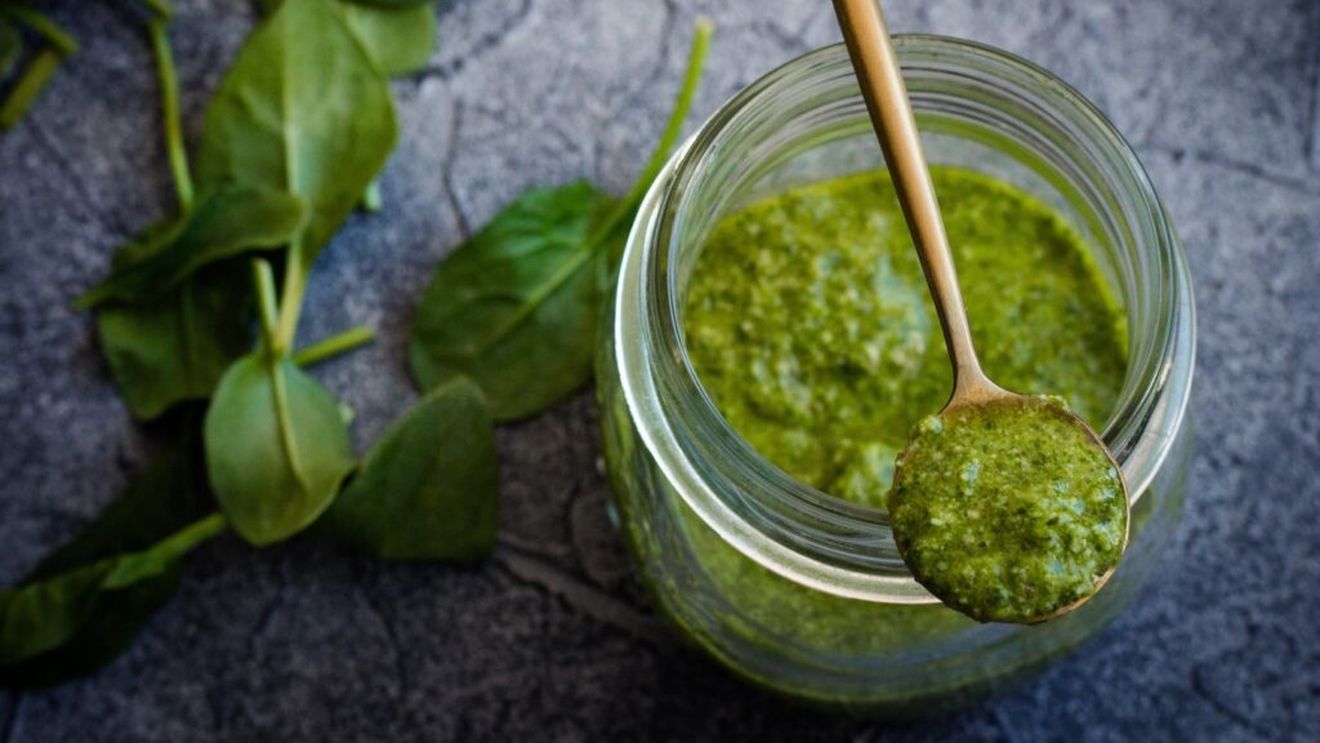 Pesto de busuioc de 1000 de euro/kg făcut după rețeta bunicii de un mic antreprenor din Liguria, Italia. În viitor, el vrea să folosească busuiocul pe care îl cultivă în sistem hidroponic