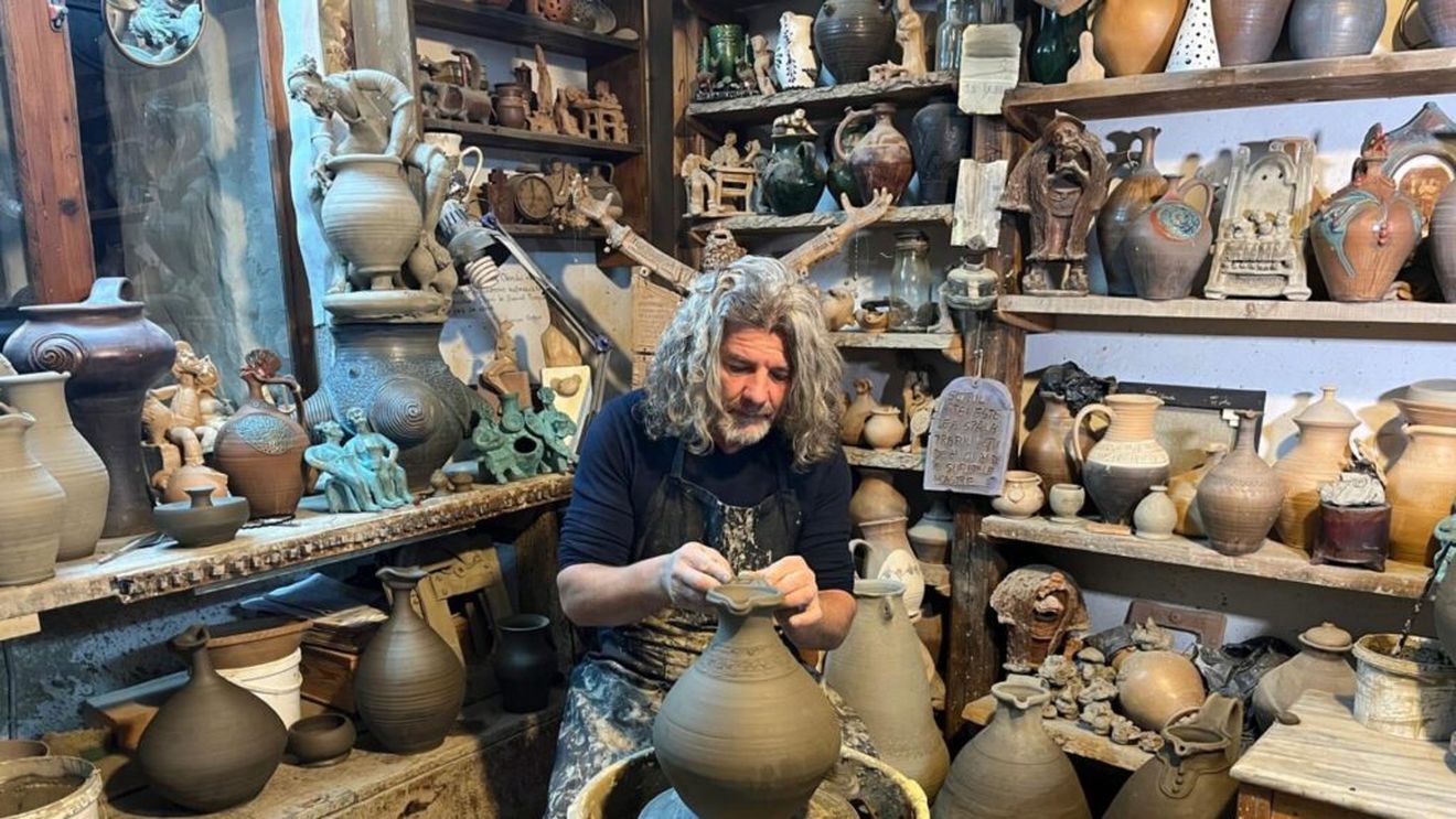 REPORTAJ VIDEO: Refugiul sufletului în mâinile olarului din Baia Sprie / Lecții de reconectare cu natura și o meserie pe cale de dispariție / Daniel Leș: „Turiștii vin să ia contact cu simplitatea. Îi provoc să redevină copii, să se joace, iar ăsta e un confort spiritual fantastic”