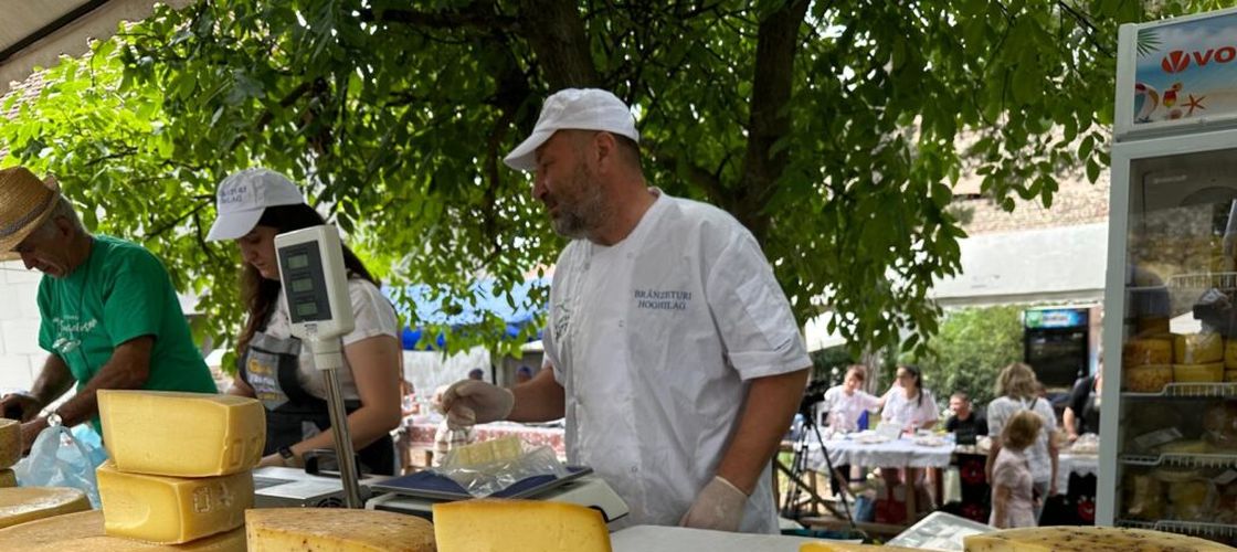 FOTO | A lucrat 13 ani într-o lăptărie din Italia, apoi s-a întors în România să facă brânză maturată. Acum este singurul crescător cu vaci rămas în Hoghilag / „Bagă mâna în lapte, bagă mâna în brânză, ca să înțelegi când e gata”