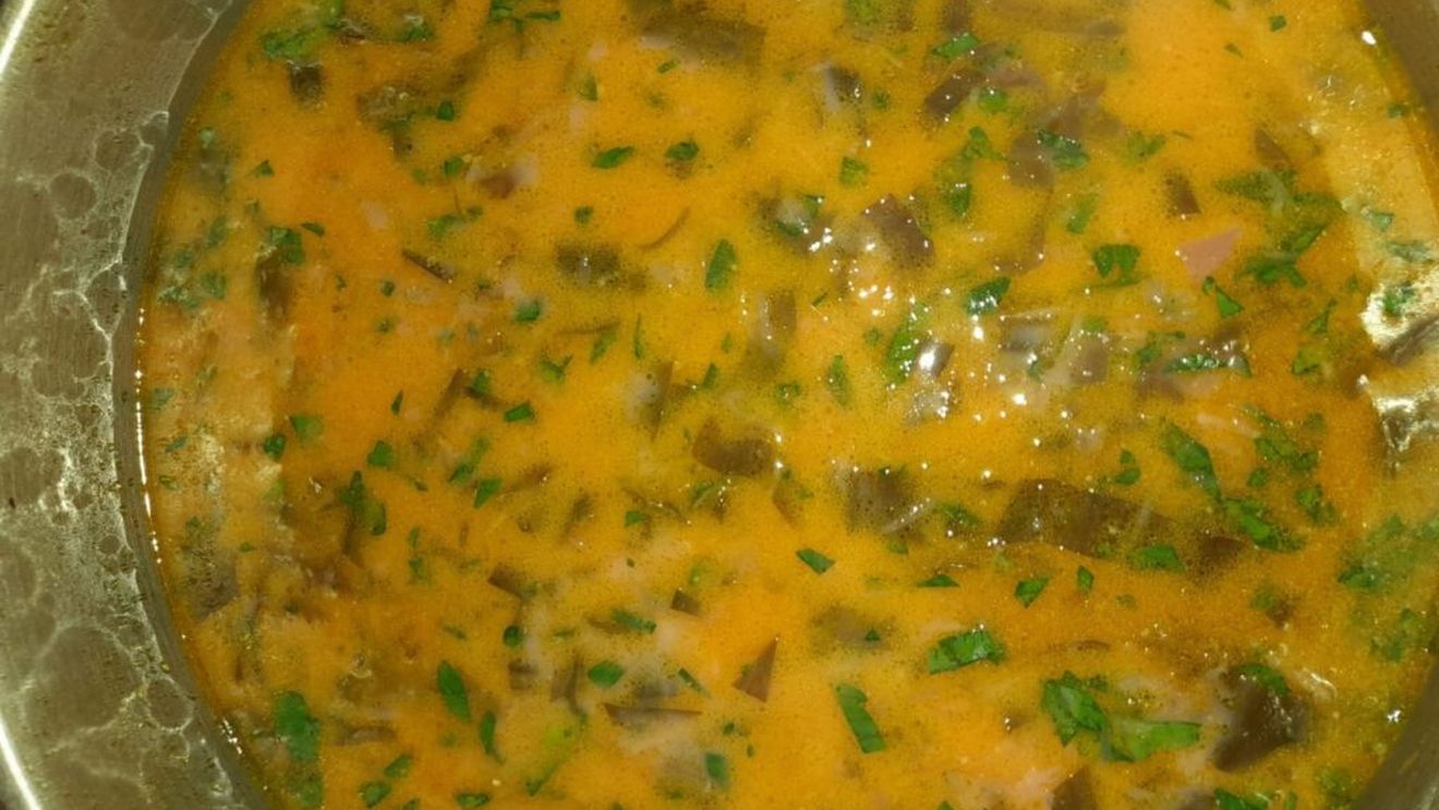 Rețetele bunicii: Ciorbă cu leurdă, lobodă și leuștean, de înnebunit vecinii