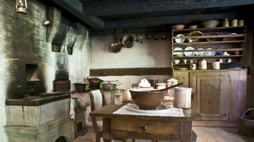 INTERVIU de poveste: În trecut nu existau frigiderele de astăzi, iar alimentele se păstrau în beciuri / Petruța: „Nu puteam să păstrăm mâncarea pentru mult timp, așa că făceam mai puțin și mai des”/ Pe vremuri, copiii aveau un rol important în bucătărie