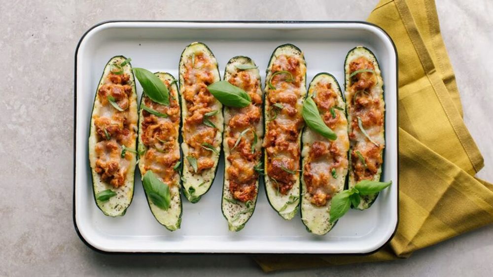 Bărcuțe de dovlecei umpluți, o rețetă pentru un prânz rapid și ușor / Chiar dacă nu e vară, dovleceii pot fi savurați cu mozzarela, carne de curcan și condimente italiene