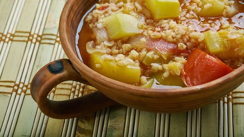 Mâncare cu dovlecei, după o rețetă tradițională din Turcia / Preparatul este consumat ca fel principal de post sau ca garnitură, fiind servit atât cald, cât și rece