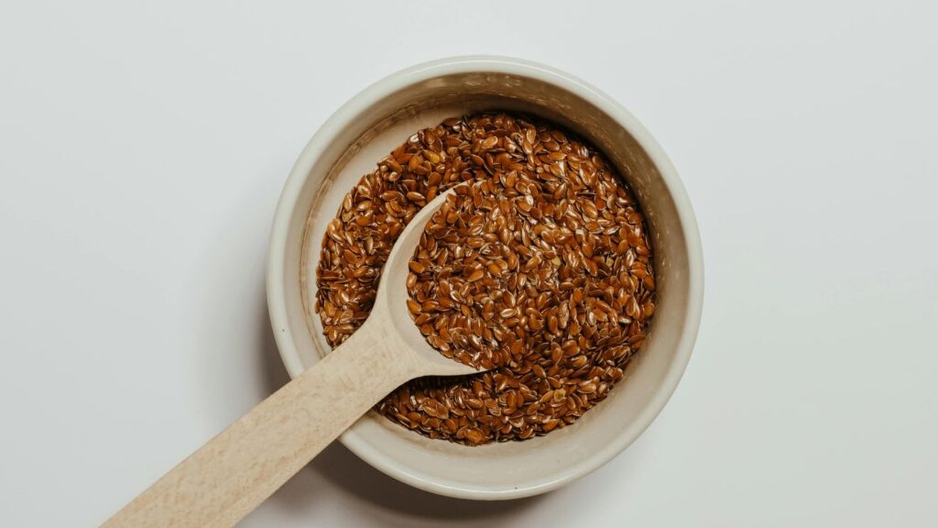 Semințele de in te scapă de constipație și te pot ajuta să slăbești / Iată cum acționează ele pentru reglarea digestiei și sub ce formă le poți consuma