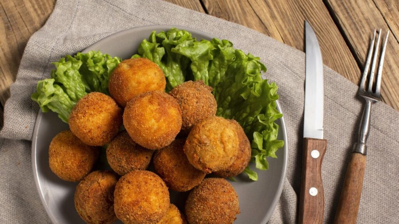 Chifteluțe de conopidă. Ușor de făcut, se pot lua la pachet, poți să servești și colegii. Sunt bune și acasă, simple sau cu sos