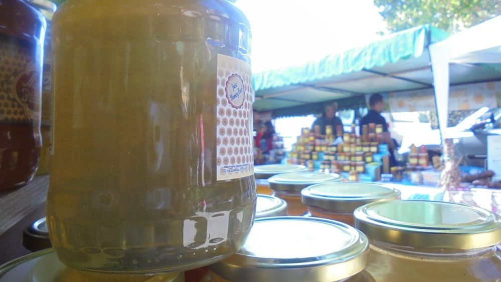 Apicultorii români etalează proprietățile terapeutice ale mierii, ca să reușească să o vândă en detail, la târguri; unii dintre ei hrănesc însă albinele  cu siropuri produse industrial