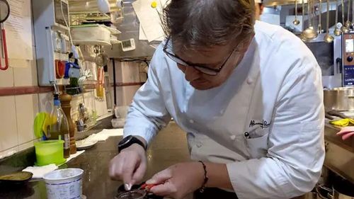 Pudra de conuri de pin fermentate. Un condiment cu aromă care amintește de pădure, obținut de un chef italian care îl adaugă peste risotto