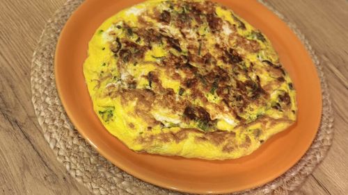 GALERIE FOTO | Omletă cu legume, tip frittata, dar gătită în tigaie sub capac. O cină sau un mic dejun preparate rapid pentru întreaga familie