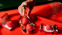 100 de dolari cutia. Un brand de căpșuni de lux a deschis un magazin în New York / Fiecare fruct este ales de un „somelier de fructe”