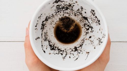 Arunci restul de cafea în canalizare? / Iată ce riscuri ascunse are acest gest, pentru mediul înconjurător / Noi studii arată că poluarea este mai mare decât ne-am fi imaginat