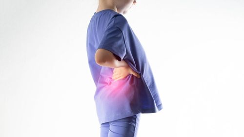 Tot mai mulți copii fac pietre la rinichi / Experții consideră că alimentele ultraprocesate, cele modificate genetic și consumul insuficient de apă sunt principalele cauze