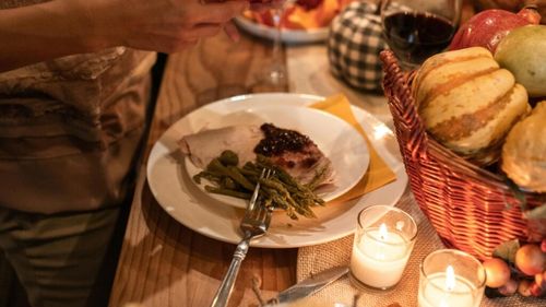 Un om de știință, care este și bucătar, a condus un studiu potrivit căruia o ciupercă poate face comestibile resturile alimentare/ În mod normal, acestea ar ajunge la groapa de gunoi/ Conceptul se practică de mult timp în Indonezia