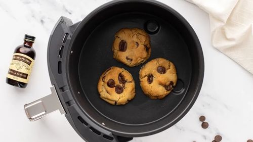 Fursecuri cu ciocolată în air fryer, din aluat fraged. Se coc mai repede decât în cuptor și ies la fel de fragede și aromate