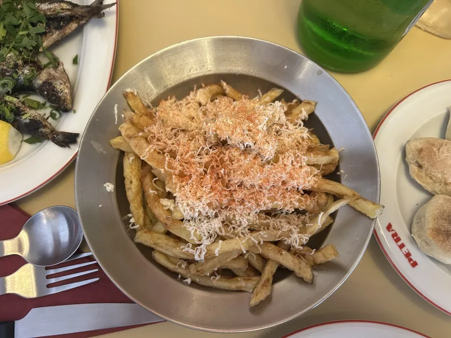 cartofii-prajiti-cu-branza-rasa-deasupra