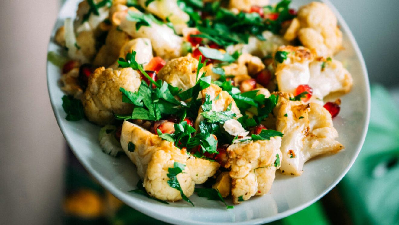 Conopidă la cuptor cu tahini și lămâie, cu nuci de pin și mentă / Garnitura simplă care transformă o legumă banală într-un preparat spectaculos