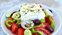 Salata grecească, horiatiki, reinterpretată, dar totuși tradițională. 3 variante savuroase pentru o masă mai altfel, dar cu același gust autentic mediteraneean