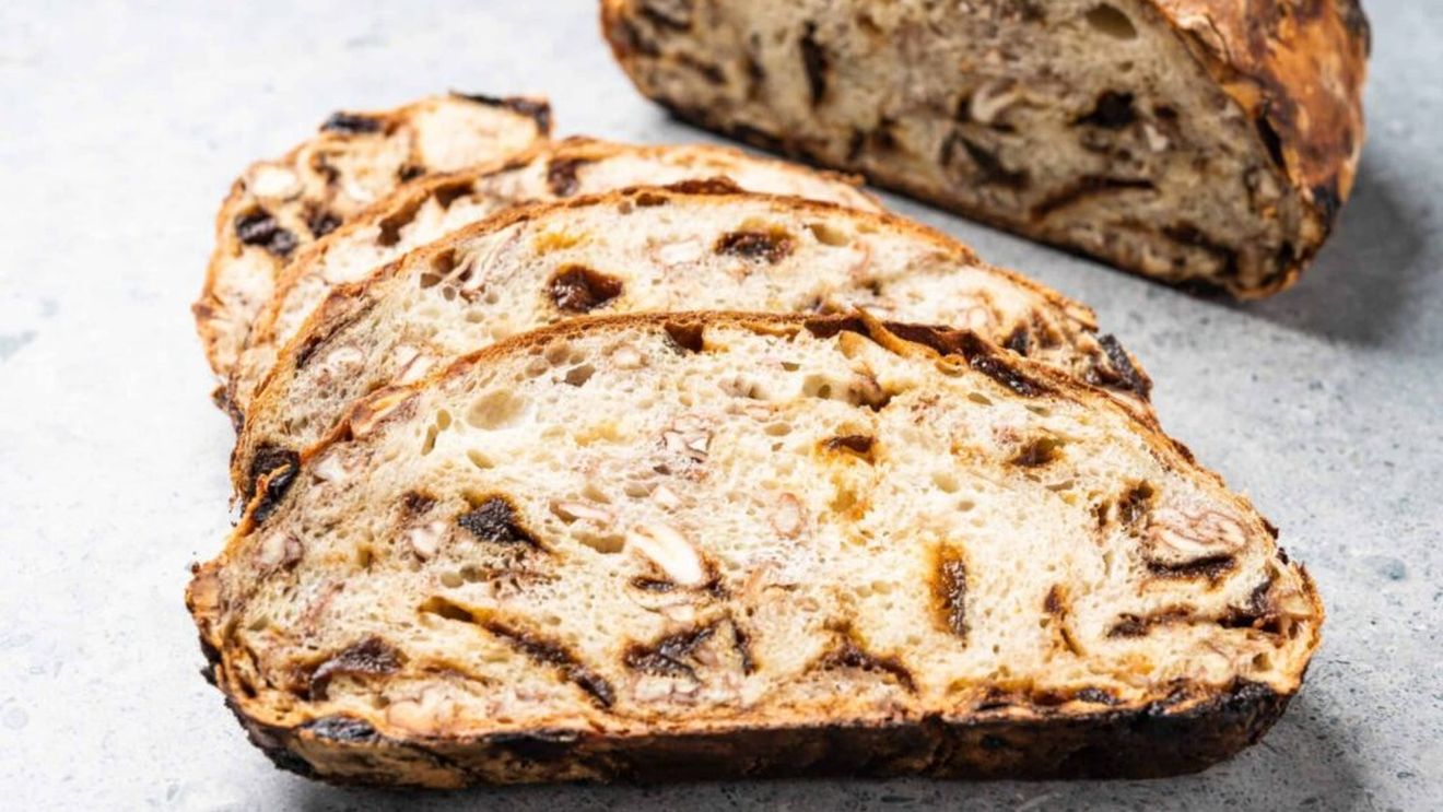 Rețetă: Pâine cu prune de California, nuci pecan și cardamom. Dospitul durează, dar rezultatul final merită așteptarea