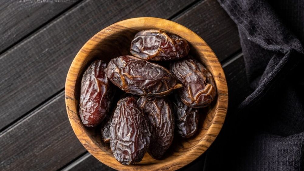 Ceva dulce | Bomboane din curmale și fistic, fără niciun strop de zahăr adăugat. Această rețetă rapidă și simplă îmbină dulceața naturală a curmalelor cu aroma ușor sărată a fisticului