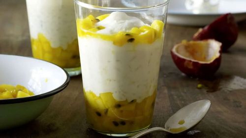 Orez cu lapte de cocos și mango, o idee de mic dejun vegetarian, fără lactoză și fără gluten, care merge și cu pere, banane, portocale, mandarine