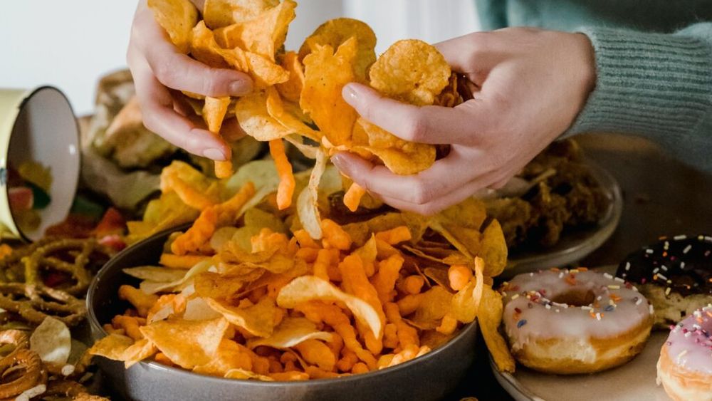 Știai că poți mânca chips-uri fără să te îngrași? Nutriționiștii au dezvăluit principala greșeală pe care o facem atunci când ronțăim această gustare și ne învață cum să o evităm