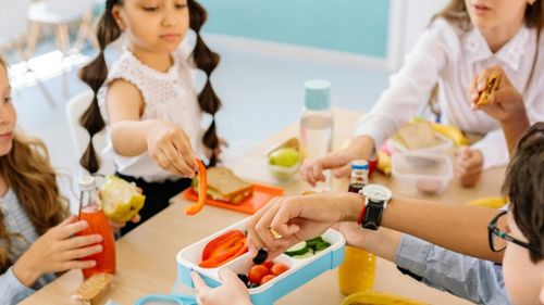 Guvern: Peste 540.000 de copii vor beneficia anul viitor de programul „Masă sănătoasă”