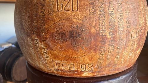 Un record de durată pentru regele brânzeturilor / O roată de Parmigiano Reggiano din 1998 stabilește un nou record mondial