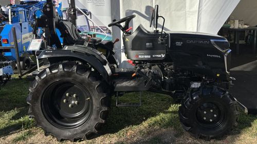 Tractoare pentru micii fermieri, la INDAGRA 2024: „Am trecut rând pe rând de la sapă și cazma la motosapă și motocultor și acum a venit vremea tractorașelor” - reprezentant firmă de vânzare utilaje