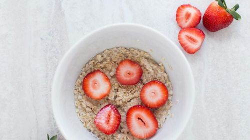 4 condimente pe care le poți adăuga în ovăz dimineața pentru un metabolism mai rapid: nucșoară și altele / Plus: Ce aleg, fulgi de ovăz sau ovăz mărunțit?